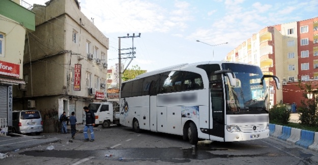 Barikat olarak kullanılan araçlar ulaşımı felç etti