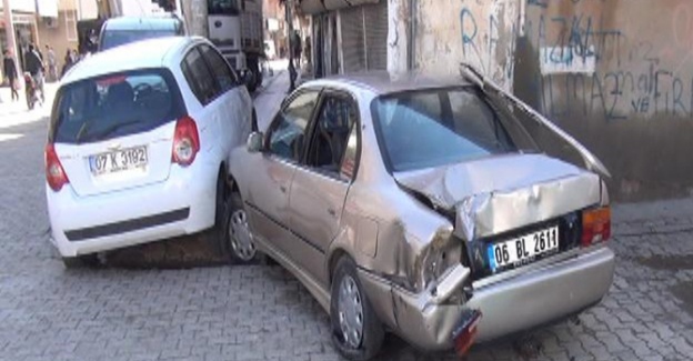 Caddeyi kapatan teröristlerle polis arasında çatışma