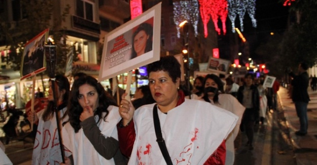 Kadına şiddeti protesto için "kanlı" kefen giydiler