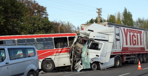 Kayseri’de feci kaza: 2 ölü, 12 yaralı