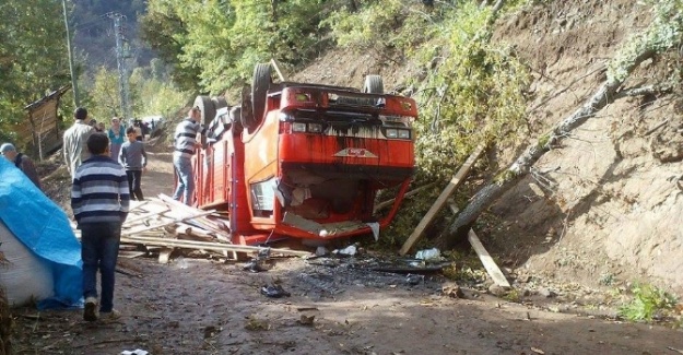 Kereste yükü kamyonet devrildi: 1 ölü, 3 yaralı