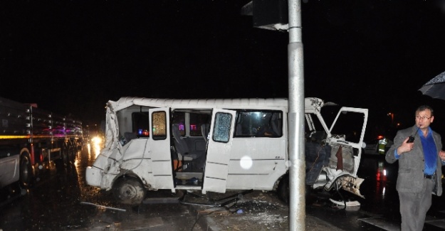 Öğrencilerin bulunduğu minibüs TIR’la çarpıştı: 16 yaralı