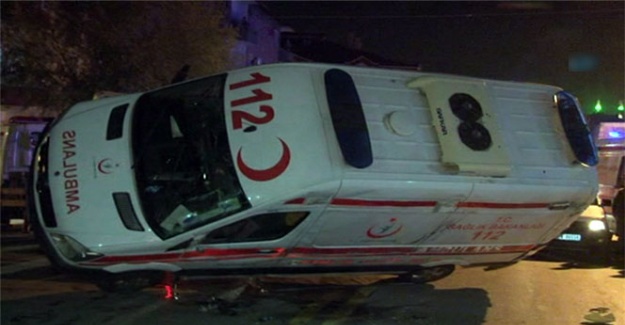 Otomobil ambulansa çarparak devirdi, 3 personel yaralandı!