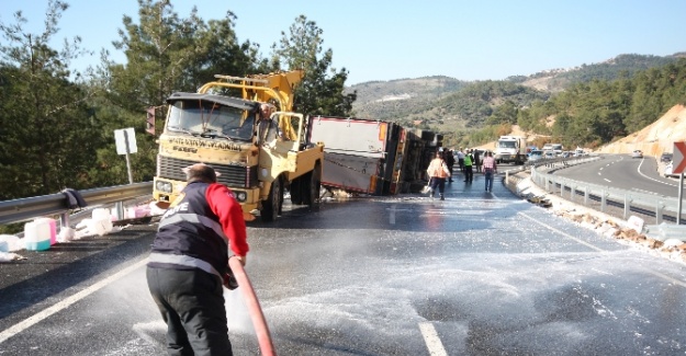 Sabun yüklü TIR devrildi: Yol 3 saat kapandı