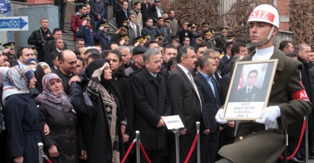 Şehit eşini asker selamıyla uğurladı