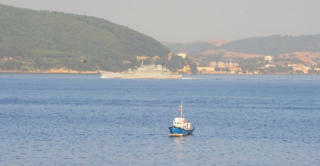 Yük gemisi boğazda karaya oturdu