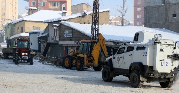 Belediyenin iş makinesi polis gözetiminde çalışıyor