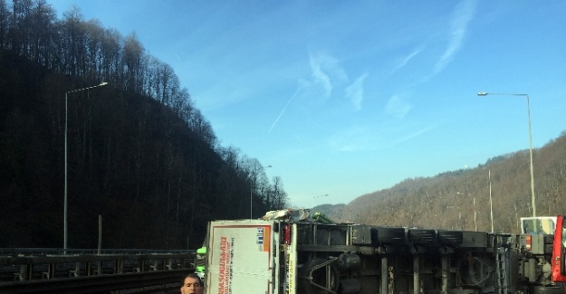 Bolu Dağı’nda TIR devrildi trafik durma noktasına geldi