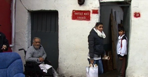 Hane harab olmuş! Durakta yaşayan yaşlı aileye belediye sahip çıktı