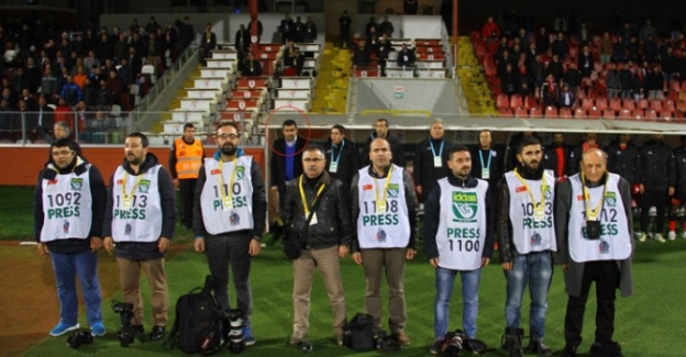 Gazeteciler Ümit Özat’ı protesto etti