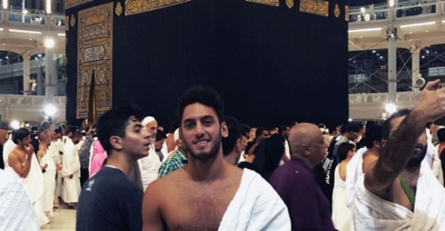 Hakan Çalhanoğlu Kabe’den fotoğraf paylaştı