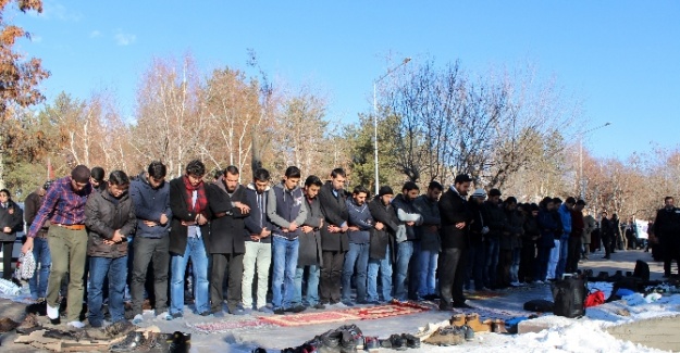 ODTÜ’deki olaylara ’namaz’lı protesto