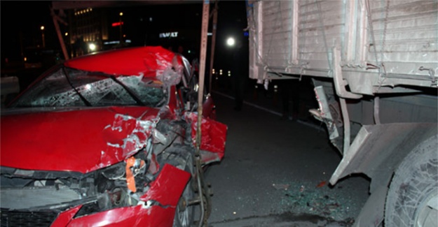 Park halindeki kamyona çarpan sürücü yaralandı