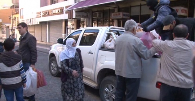 Sur’da vatandaşlara ekmek dağıtıldı