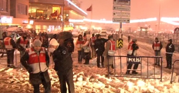 Taksim’de meydan girişi trafiğe kapatıldı