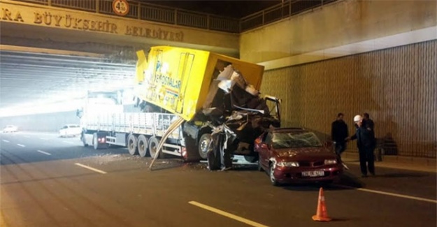 TIR’ın taşıdığı kamyon köprüye takıldı