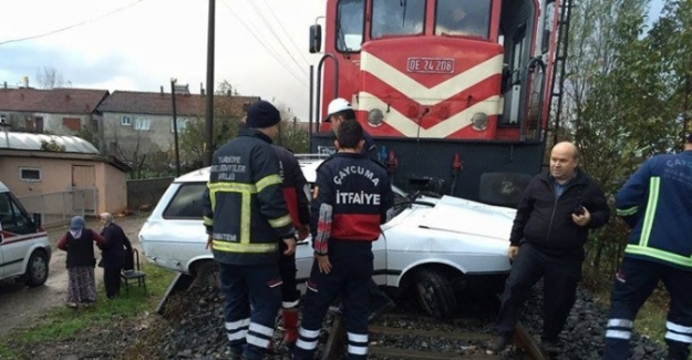 Trenin altında 100 metre sürüklendiler!