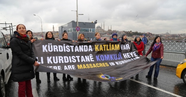 Yolu trafiğe kapattılar engelleyenleri dövdüler