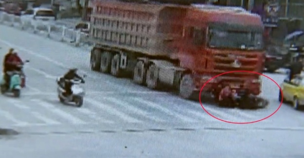 3 kadının bindiği motosiklet kamyonun altında kaldı