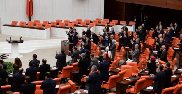 AK Parti ve MHP’li vekiller ayakta alkışladı