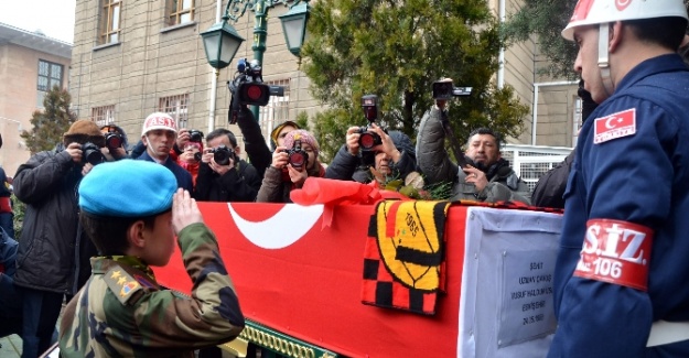 Asker kıyafetli küçük çocuk şehidin tabutuna gül bıraktı