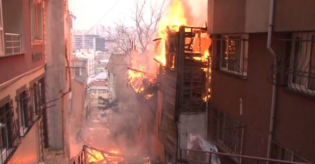 Beyoğlu’nda ahşap bina alev alev yandı