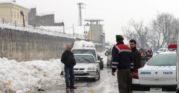 Cezaevi önünde silahlı kavga