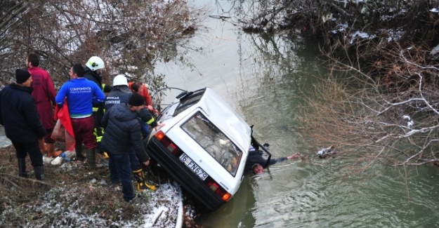 Dereye uçan otomobilde can verdi