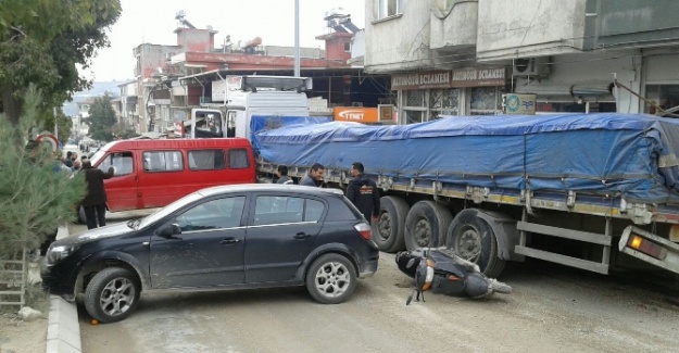 Freni patlayan TIR ortalığı birbirine kattı