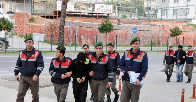 Hırsızlar karakoldaki arkadaşlarına yemek getirince...