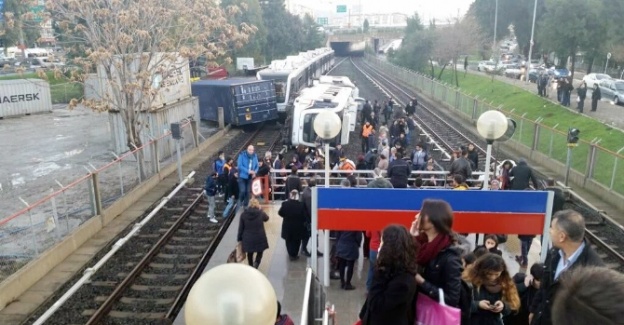 İzmir’de metro devrildi: Çok sayıda yaralı var!