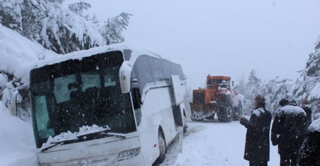 Otobüs kara saplandı: 35 kişi mahsur kaldı