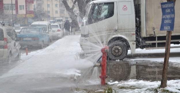 Patlayan su vanası sürücülere yaradı