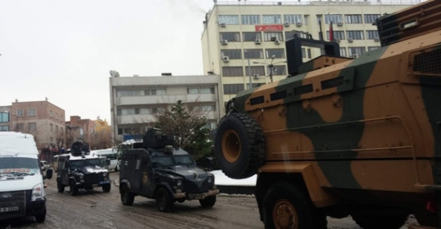 Polis iki mahalleyi abluka altına aldı