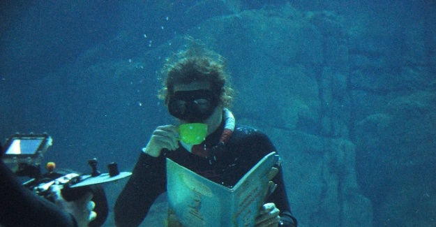 Rekortmenin su altında kahve ve kitap keyfi