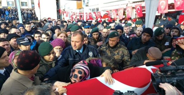 Şehidin babası cenazeye polis üniforması ile katıldı