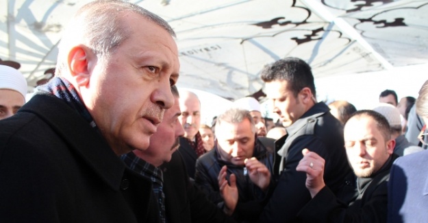Tabutunu Davutoğlu ile Erdoğan taşıdı