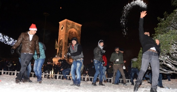 Taksim yeni yıla kar toplarıyla girdi