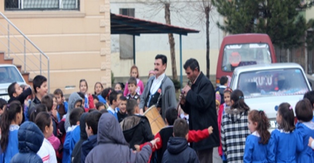 Tayini çıkan müdürün arkasından kutlama yaptılar