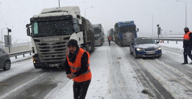 TIR kaza yaptı: Bolu Dağı tüneli trafiğe kapandı