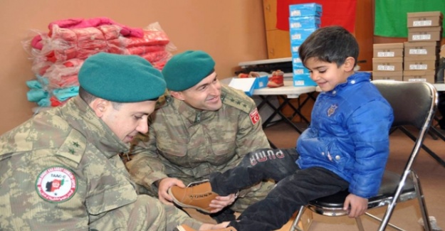TSK’dan Afgan miniklere yardım