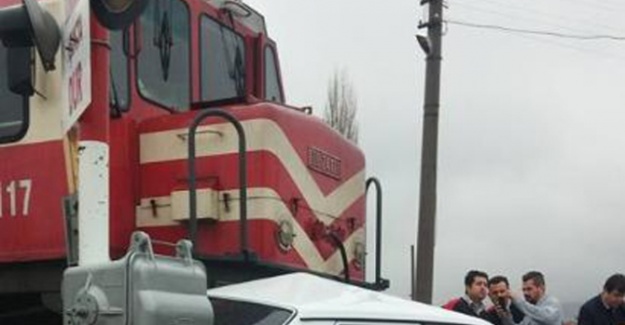 Yolcu treni otomobile çarptı