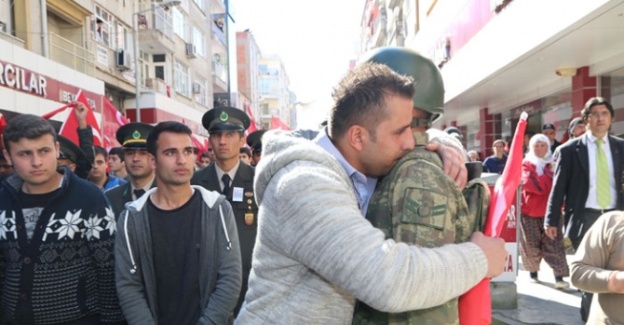 Ağlayan askeri vatandaş teselli etti