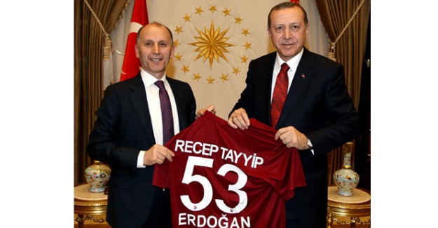 Başkan Usta’dan Erdoğan’a 53 numaralı Trabzonspor forması