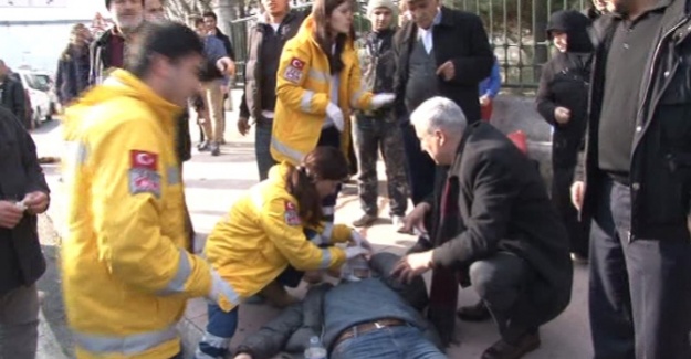 Beyoğlu’nda kamyonla otobüs çarpıştı