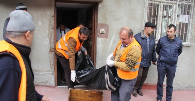 Boynuna kabloyu dolayıp elektrikle intihar etti