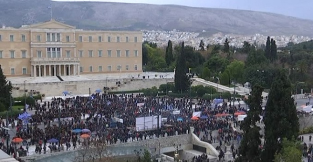 Göstericiler ünlü meydanda toplanmaya başladı