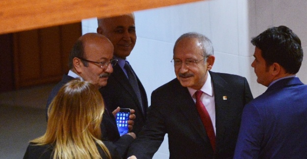 Kılıçdaroğlu Nazlıaka ile tokalaştı