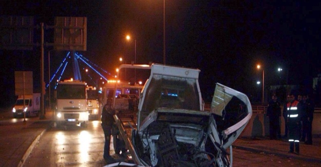 Korkuluklara çarpan araçtan dışarı fırladılar: 2 ölü