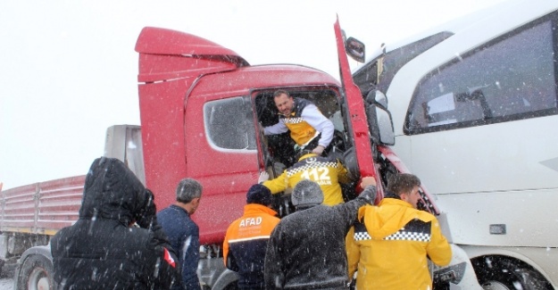 Otobüs TIR’a çarptı: 1 ölü, 33 yaralı